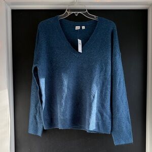 GAP Women's V-Neck Sweater in Deep Blue